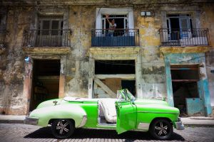 A local sending greetings to us in Havana / Cuba. Havana / Küba'da bizi selamlayan dayı.
